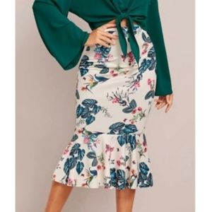 $10!!! Shein White Floral Mermaid Hem Side Zipper Closure Stretch Skirt